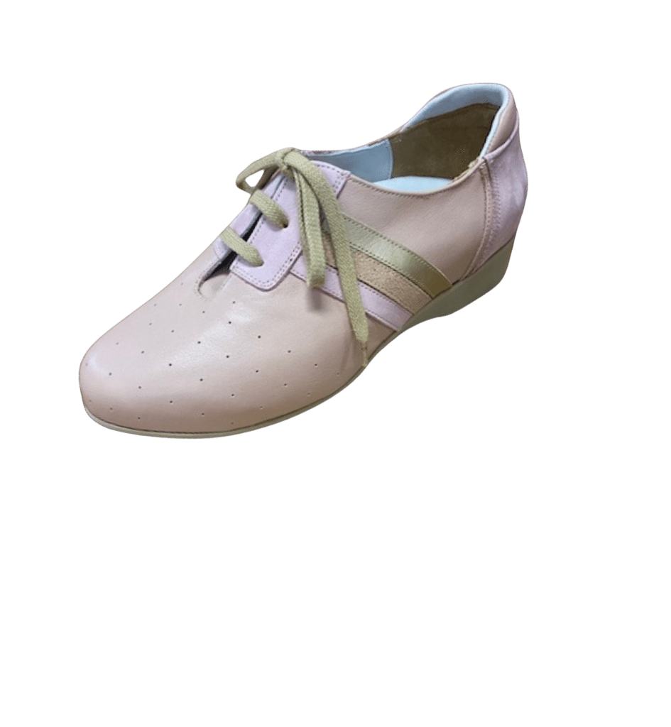 Chaussure en cuir rose poudré avec lacets beiges et bandes dorées latérales.