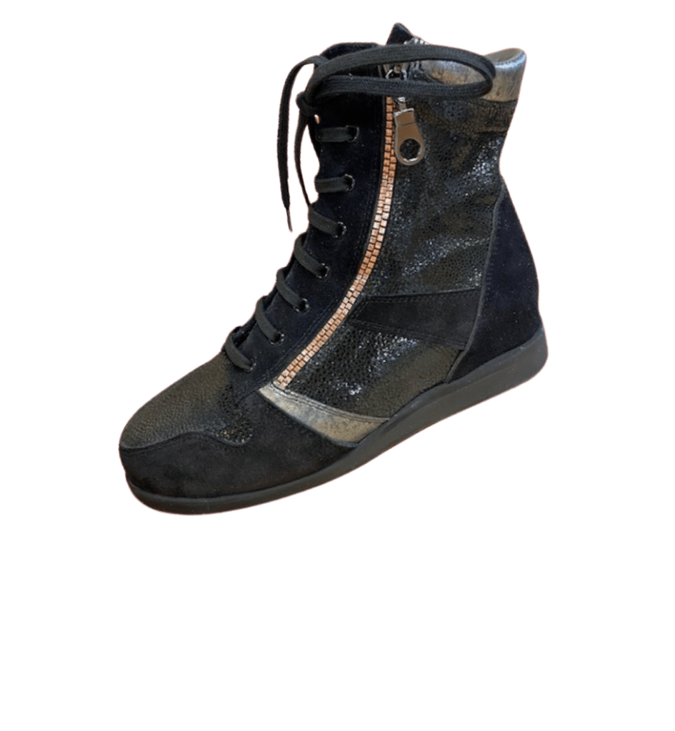 Baskets montantes noires en daim et cuir scintillant avec lacets et fermeture éclair latérale.