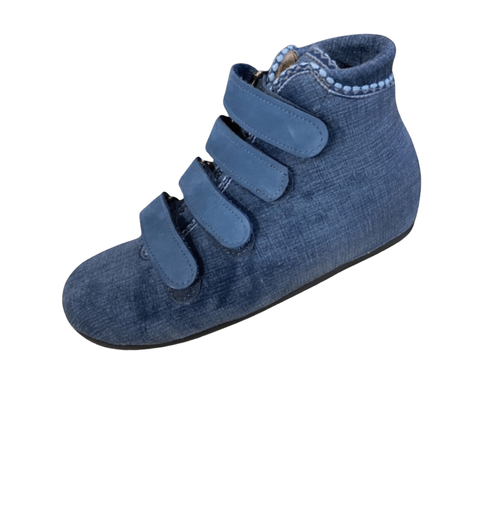 Chausson montant bleu à quatre bandes Velcro, texture tissu et semelle souple.