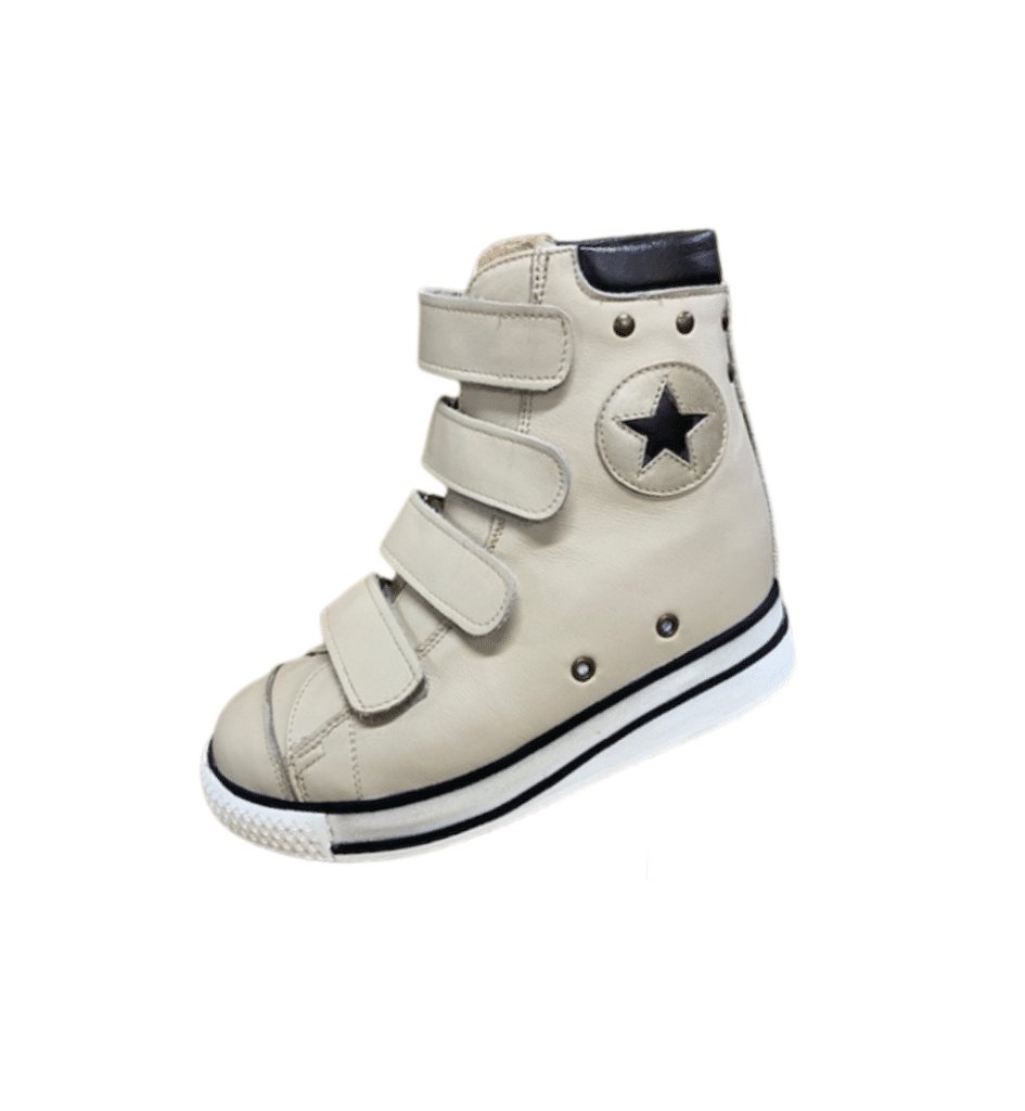 Basket montante cuir gris, 4 brides velcro, logo étoile noire et semelle blanche.