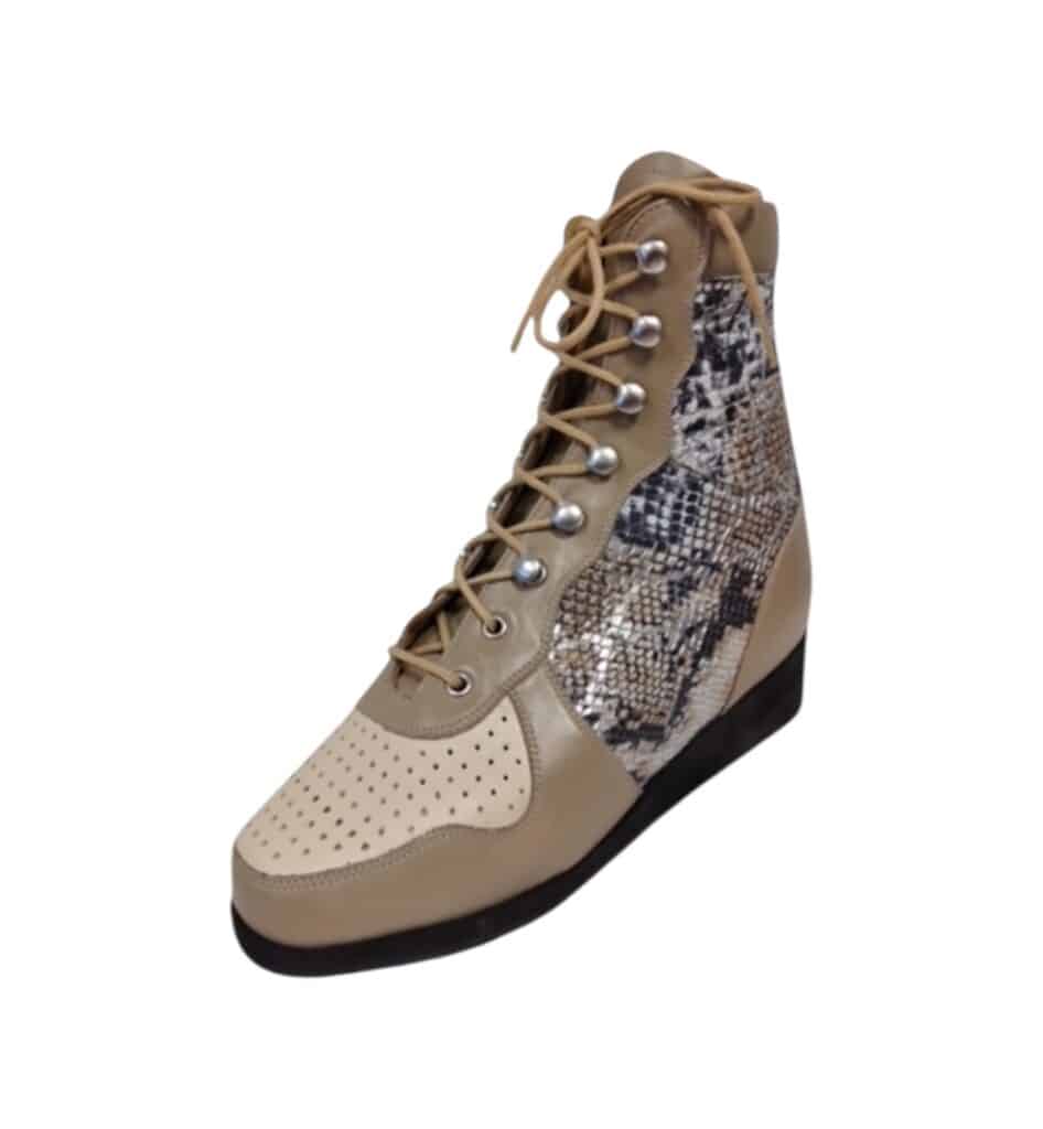 Baskets montantes en cuir beige et imprimé serpent avec bout perforé et œillets métalliques.