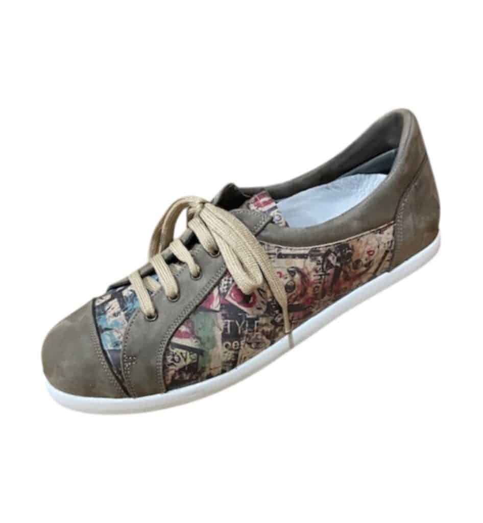 Basket daim kaki, imprimé graphique "Style" et semelle blanche.