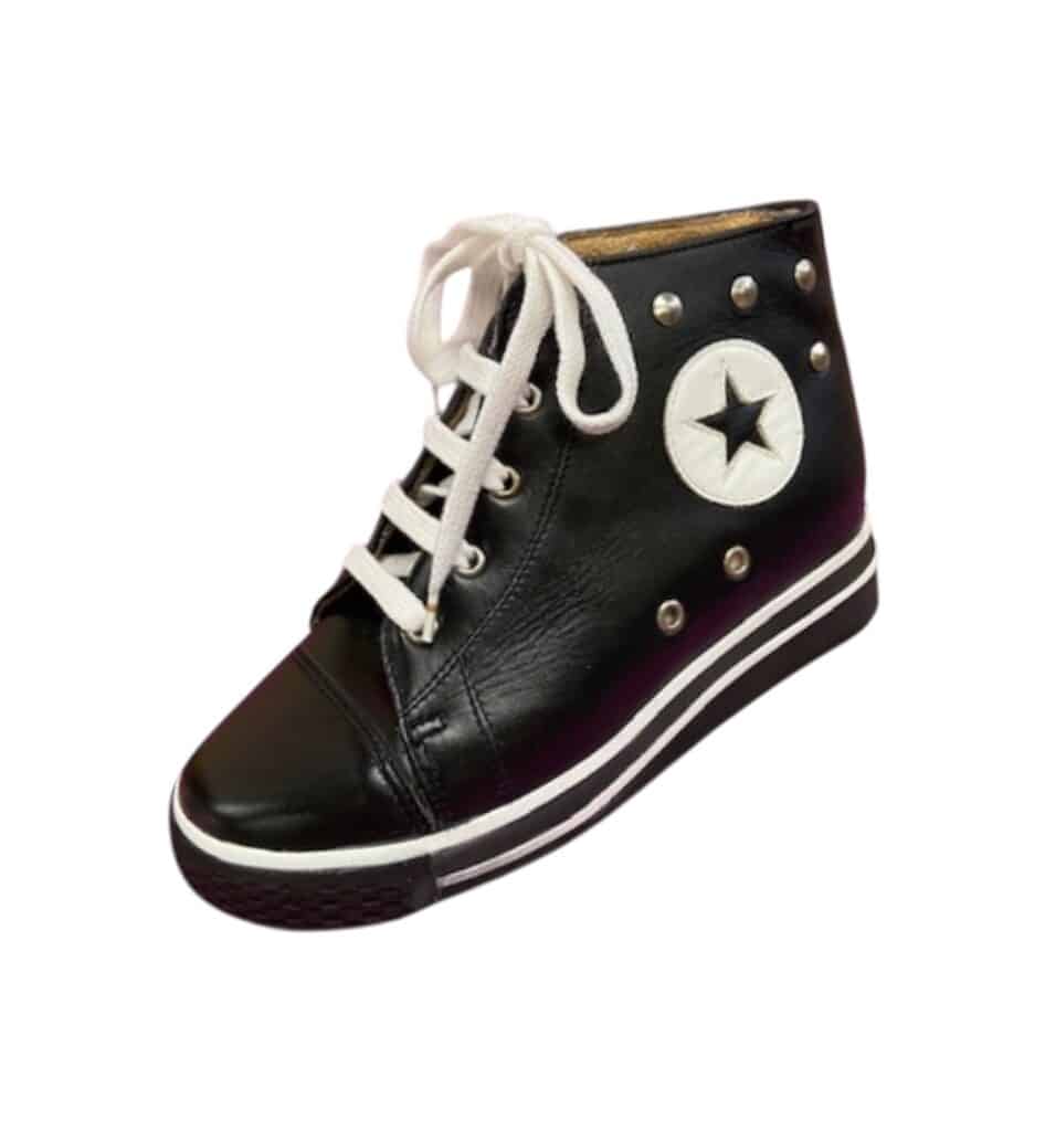 Basket montante en cuir noir avec clous argentés, lacets blancs et logo étoile blanche latérale.