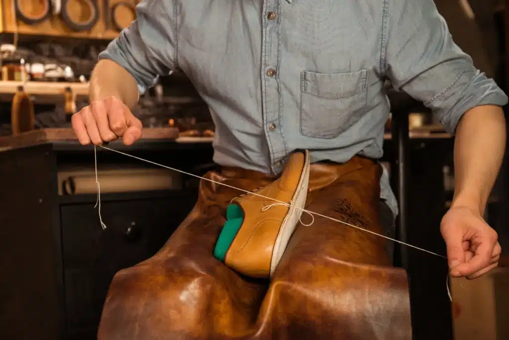 cordonnier-en-atelier-de-fabrication-de-chaussures
